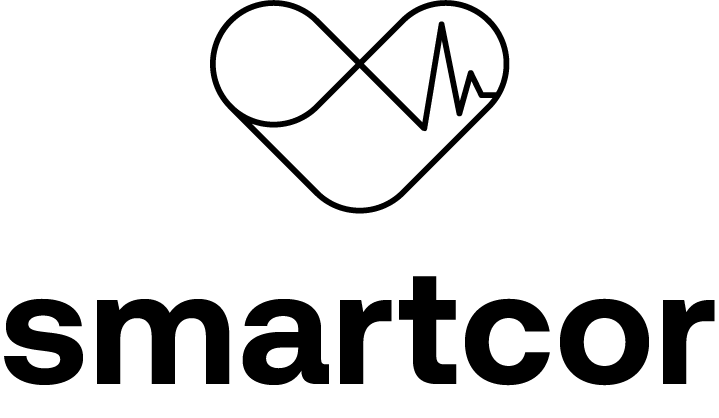 icon und Schriftzug "smartcor" vor schwarz-kariertem Hintergrund