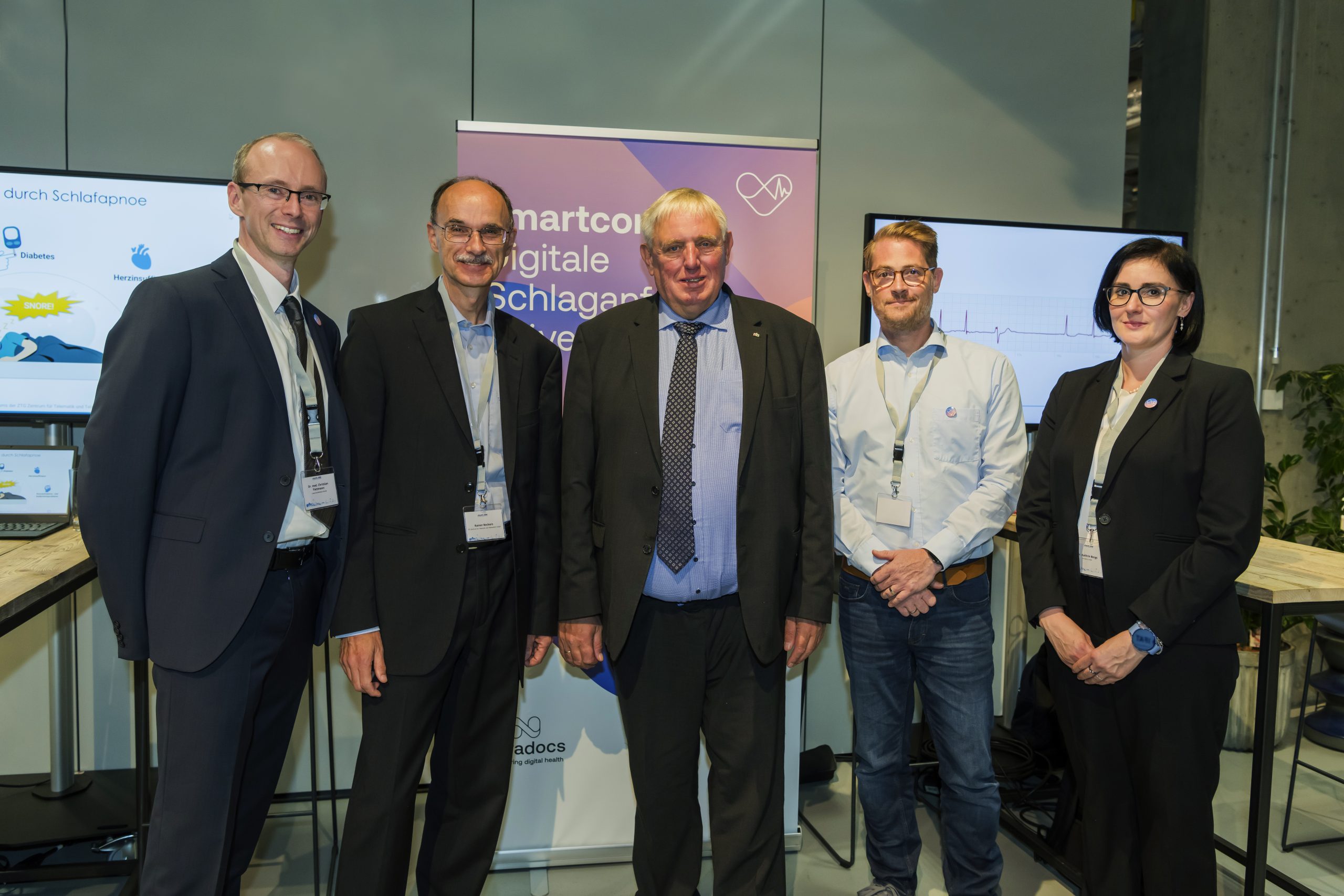 Gruppenfoto auf der eHealth.NRW 2023 Von links: Dr. med. Christian Flottmann (novadocs GmbH), Rainer Beckers (ZTG), NRW-Gesundheitsminister Karl-Josef Laumann, Daniel Zenz (novadocs GmbH), Dr. Kathrin Borgs (novadocs GmbH). Quelle: ZTG Zentrum für Telematik und Telemedizin