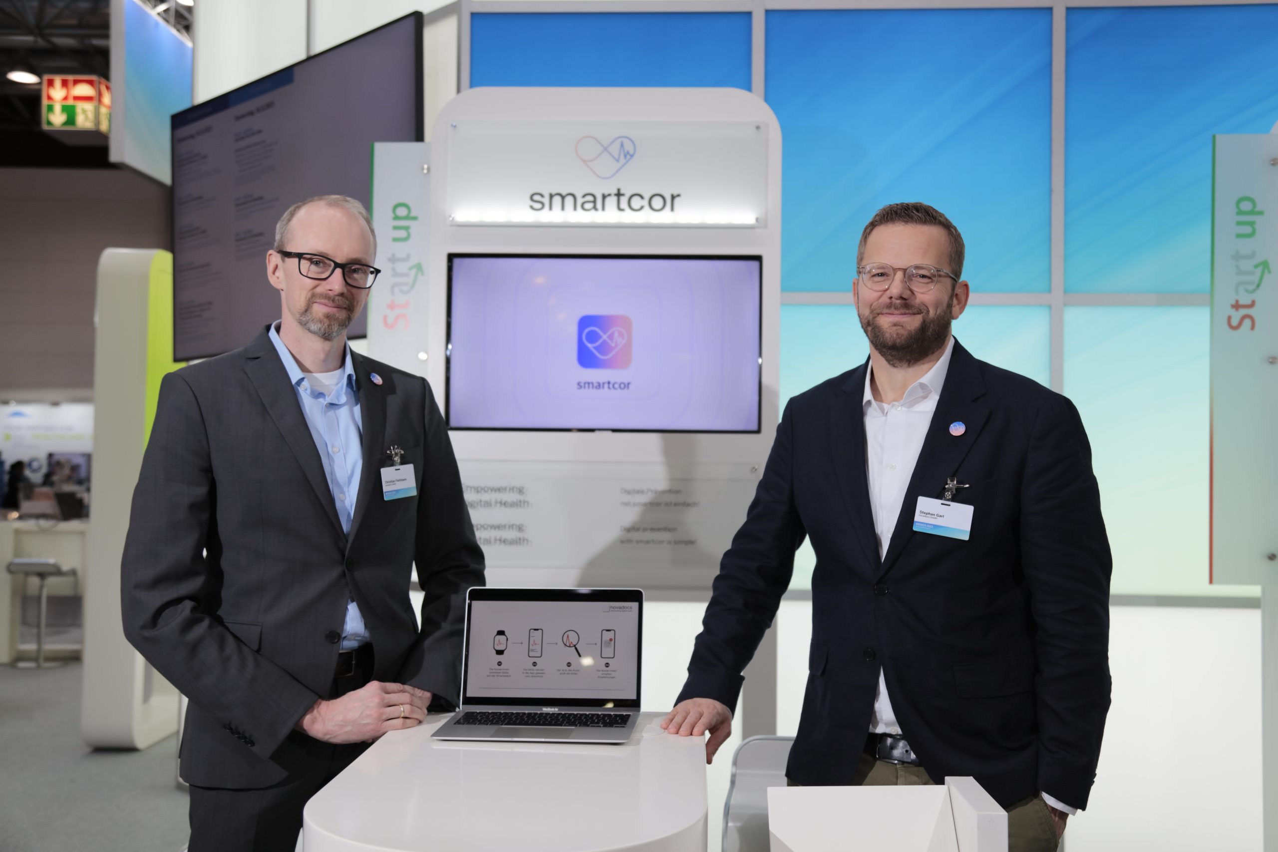 Dr. med. Christian Flottmann und Stephan Garl (beide novadocs GmbH) präsentieren smartcor auf dem Gemeinschaftsstand NRW auf der MEDICA 2023