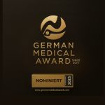 Auf schwarzer Fläche steht in goldenen Buchstaben: Nominiert für den German Medical Award 2025
